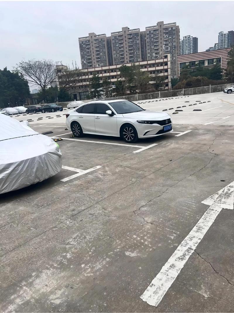 停車場里的社交溫度 一次路人對(duì)話的啟示